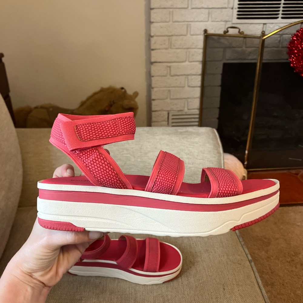 Pink bare trap sandals with wedge
